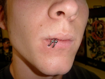 Spider Bites (Double Lip Piercing)